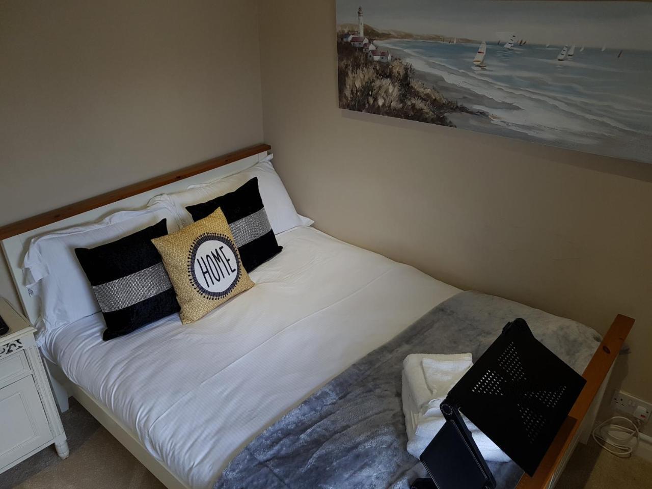 شقة Slough Centre Townhouse With Driveway Parking For Up To Two Cars المظهر الخارجي الصورة