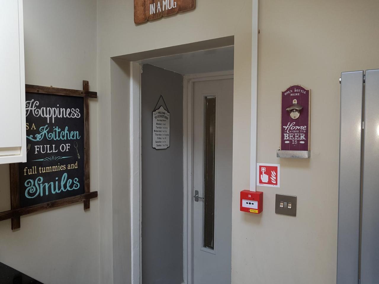 شقة Slough Centre Townhouse With Driveway Parking For Up To Two Cars المظهر الخارجي الصورة