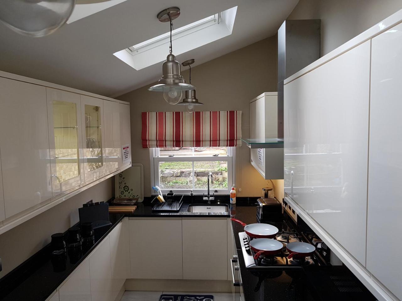 شقة Slough Centre Townhouse With Driveway Parking For Up To Two Cars المظهر الخارجي الصورة
