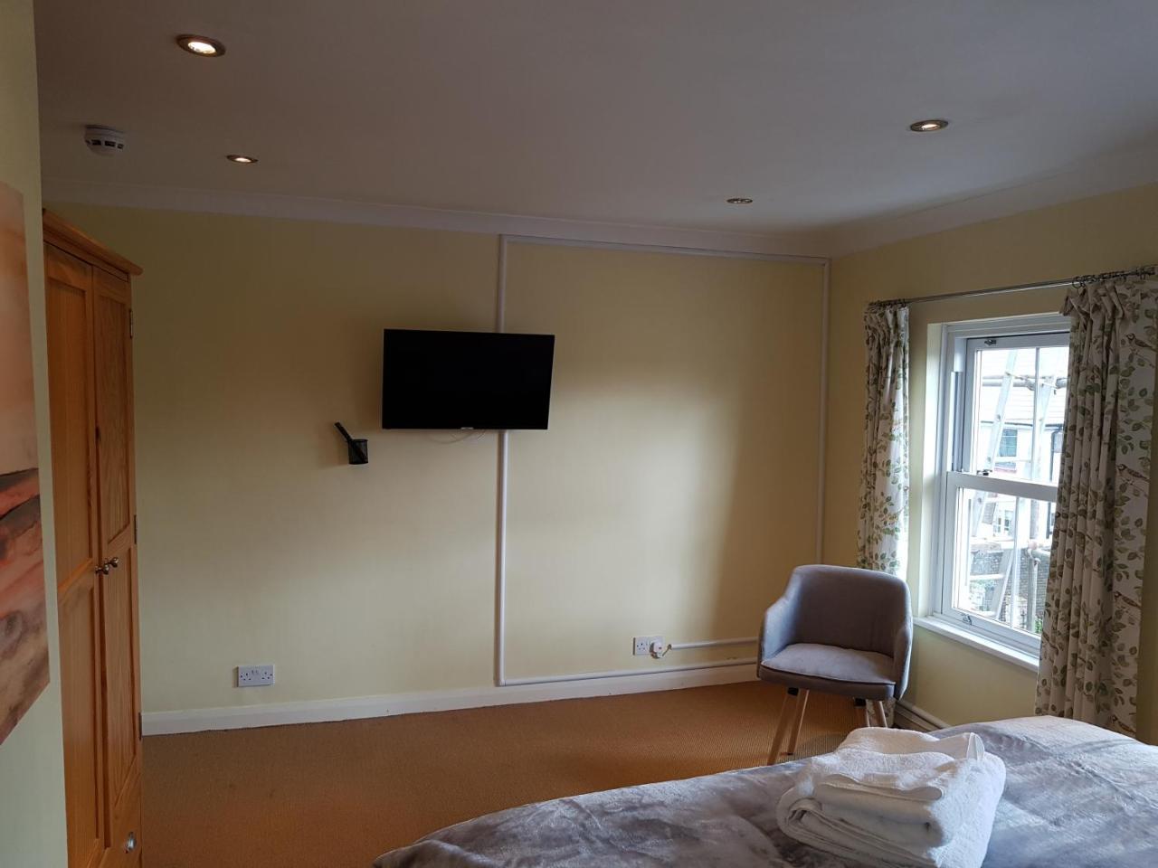 شقة Slough Centre Townhouse With Driveway Parking For Up To Two Cars المظهر الخارجي الصورة