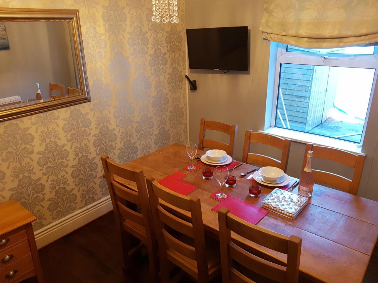 شقة Slough Centre Townhouse With Driveway Parking For Up To Two Cars المظهر الخارجي الصورة